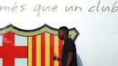 Pemain asal Prancis, Ousmane Dembele berpose saat saat sesi perkenalan di luar Stadion Camp Nou, Barcelona, Spanyol, (27/8). Dembele dibeli Barcelona dari Borussia Dortmund. (AP Photo / Manu Fernandez)