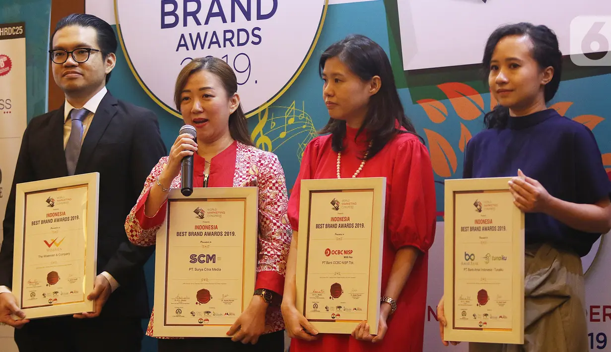 Perwakilan PT Surya Citra Media Tbk (SCM), Helen Melinda (kedua kiri) memberikan sambutan saat menerima penghargaan dalam acara Global Brand Excellence Arwards di Jakarta, Kamis (24/10/2019). PT SCM Tbk menerima penghargaan kategori Indonesia Best Brand Awards 2019. (Liputan6.com/Herman Zakharia)