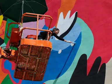 Seniman asal Brasil, Tarsila Schubert saat membuat mural di Museum Seni Terbuka, Kota Amman, Yordania, Kamis (29/9). Aksi melukis mural yang dilakukan Tarsila tersebut untuk mengampanyekan pentingnya pemberdayaan perempuan. (REUTERS/Muhammad Hamed)