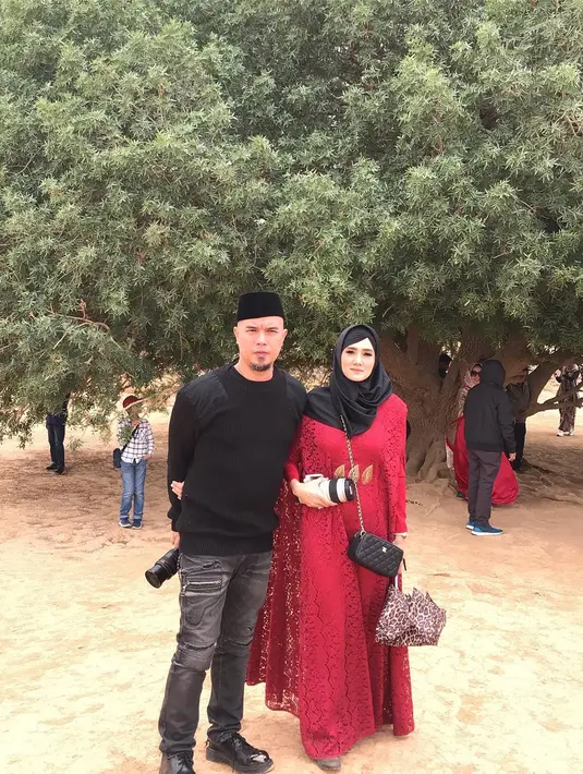 "POHON SAHABI pun menunduk saat Nabi Muhammad SAW berteduh di bawahnya. MasyaAllah “the only living Sahabi” Satu2nya sahabat Nabi yg masih hidup sampai saat ini. Usianya diperkirakan lebih dari 1400taun." tulis Mulan. (Instagram/mulanjameela1)