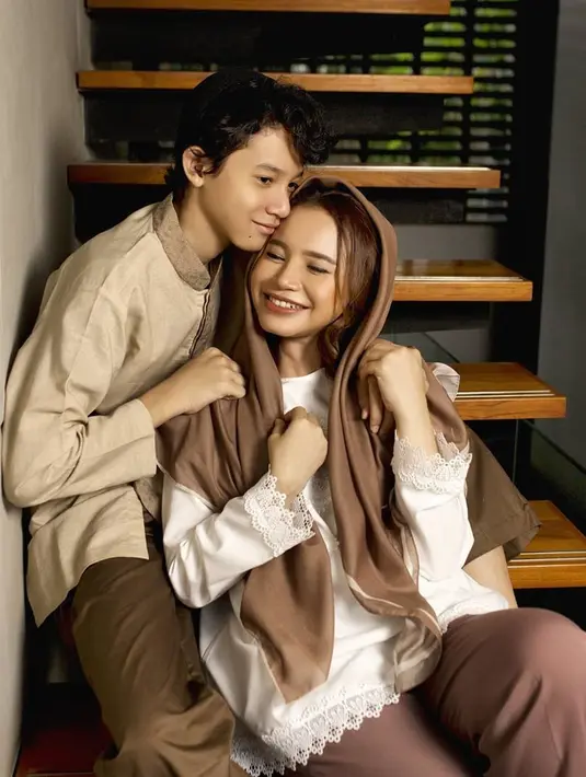 Anak laki-laki Rossa yang bernama Rizki Langit Ramadhan juga rindu dengan kampung halaman. Ia pun sedih karena tidak bisa bertemu dengan kakek neneknya di sana. (Instagram/itsrossa)