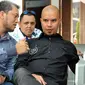 Ahmad Dhani bersama kuasa hukumnya, Ramdan Alamsyah di Pengadilan Negeri Jakarta Selatan dalam kasus pencemaran nama baik oleh Farhat Abbas, Jumat (21/8/2015). [Foto: Panji Diksana/Liputan6.com]