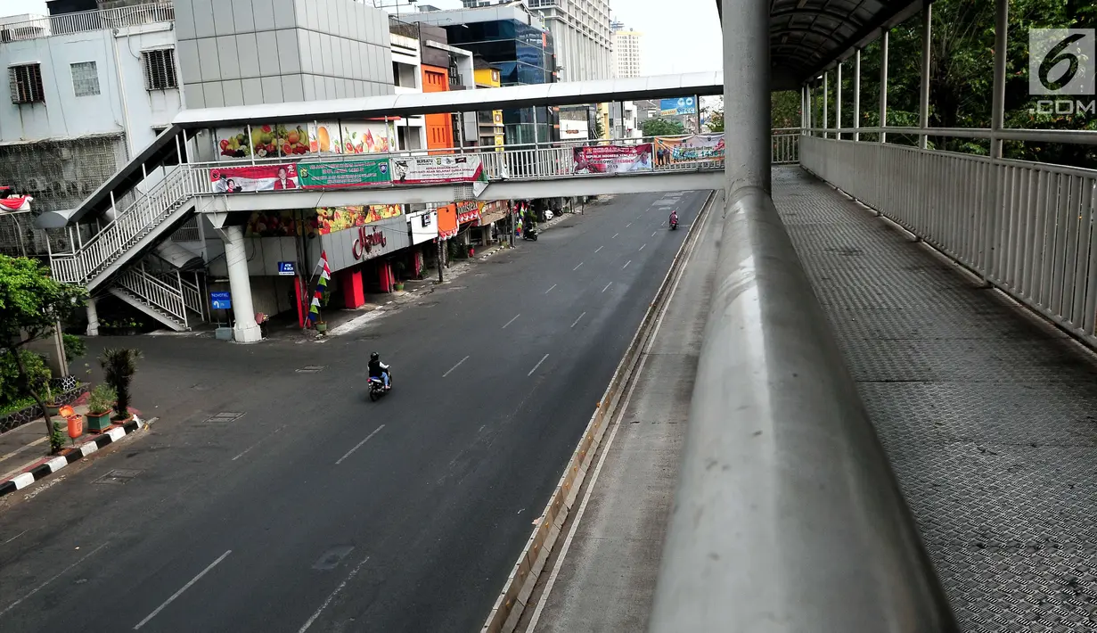 Kondisi lalu lintas yang lengang di kawasan pusat pertokoan Glodok, Jakarta Jumat (1/9). Sesuai ketetepan pemerintah Hari Raya Idul Adha 1438 H pada hari ini merupakan hari libur Nasional dan sejumlah Toko di Glodok tutup. (Liputan6.com/Helmi Afandi)