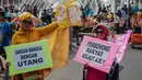 Sejumlah wanita yang tergabung dalam Emak-Emak Istana Cantik menggelar aksi saat car free day (CFD) di Bundaran HI, Jakarta, Minggu (4/8/2019). Dalam aksinya, mereka mengkritik kebijakan pemerintah soal ekonomi. (Liputan6.com/Faizal Fanani)