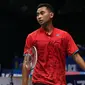 Tunggal Putra Indonesia, Tommy Sugiarto berjalan saat laga melawan Lee Chong Wei (Malaysia) di putaran pertama Indonesia Open 2017, Jakarta, Rabu (14/6). Tommy kalah 21-13, 10-21, 18-21. (Liputan6.com/Helmi Fithriansyah)