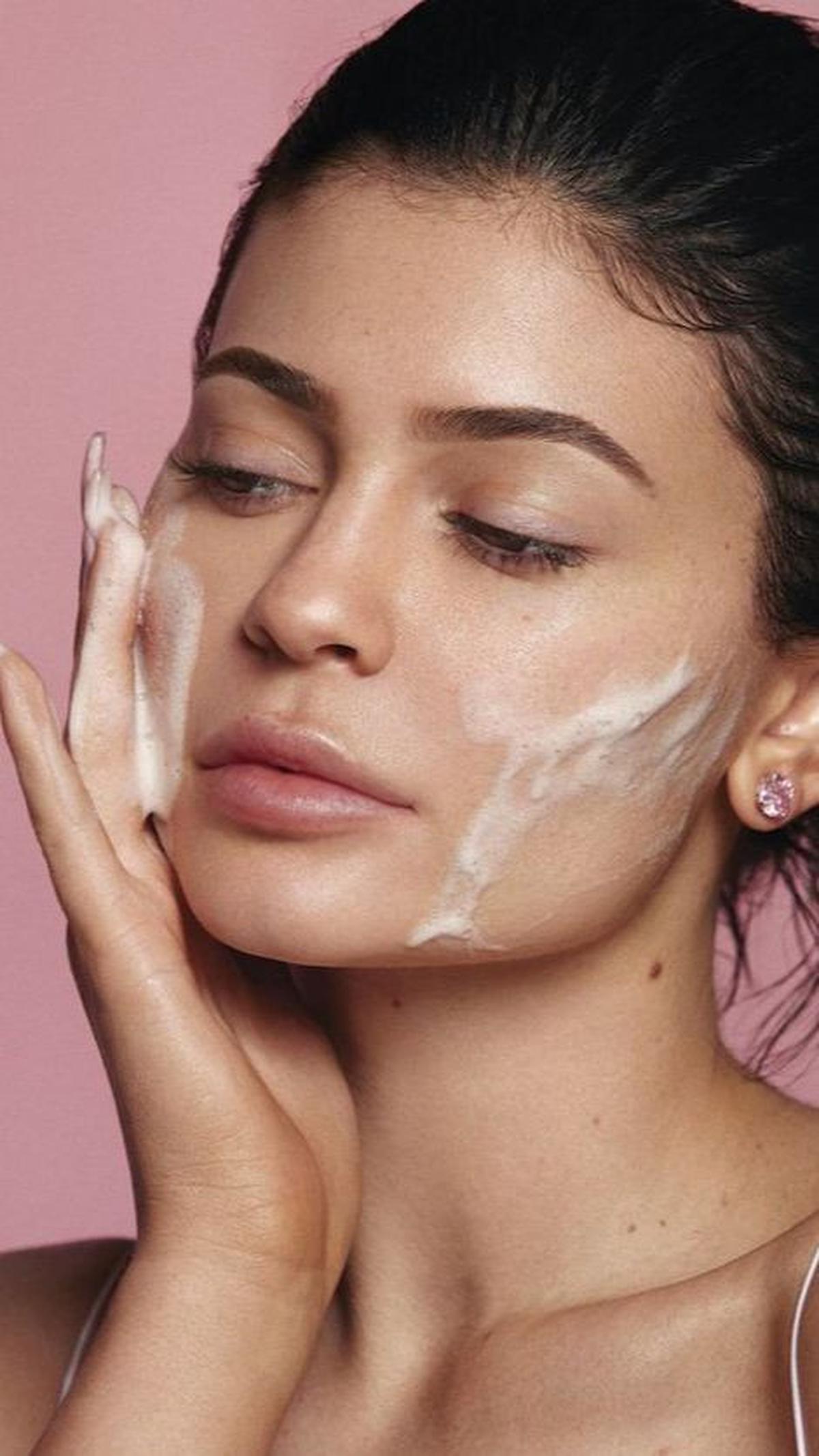 <b>Moisturizer untuk Menghidrasi Kulit</b>