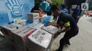 Petugas menata barang bukti hasil tindak pidana Narkotika untuk dimusnahkan di Lapangan Parkir Badan Narkotika Nasional (BNN), Jakarta, Jumat (20/12/2019). BNN memusnahkan sebanyak 1.648.744 butir PCC, 56.921 gram serbuk PCC , 2.015 butir ekstasi dan 57.882.06 gram ganja. (merdeka.com/Imam Buhori)