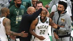 Pada Kuarter kedua, Bucks membalikkan keadaan setelah Khris Middleton (22) menjadi motor serangan. Hasilnya, Bucks dapat menang di kuarter kedua dengan skor 30-29. Namun di kuarter ketiga, Suns berhasil kuasai pertandingan dan unggul enam poin. (Foto: Getty Images via AFP/Jonathan Daniel)