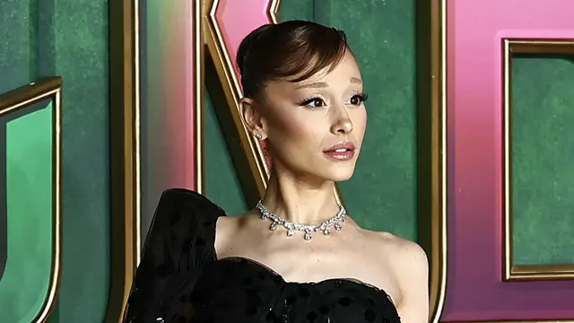 Ariana Grande dengan balutan gaun