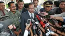 Menko Bidang Maritim dan Sumber Daya Rizal Ramli menjawab pertanyaan wartawan di kantor KPK, Jakarta, Senin (12/10). Kedatangannya ini dilakukan untuk menyerahkan laporan harta kekayaan ke KPK. (Liputan6.com/Helmi Afandi)