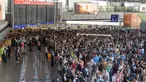 Para calon penumpang menunggu kejelasan penerbangan mereka di aula terminal 1 Bandara Frankfurt, Jerman, Selasa (7/8). Sejumlah penerbangan harus dibatalkan setelah seorang yang tidak dikenal menyusup melewati pos pemeriksaan. (Boris Roessler/dpa via AP)