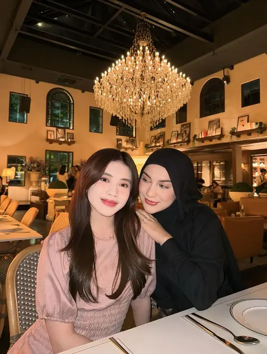Tampil bak bestie, Irish Bella dan putri sambungnya sama-sama cantik dengan busana kontras [@_irishbella_]