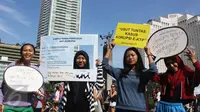 Perwakilan dari LSM, LBH dan aktivis yang tergabung Gerakan Sapu Koruptor (Satu Padu Lawan Koruptor) melakukan aksi simbolik kawal kasus korupsi E-KTP saat CFD di Kawasan Bundaran HI, Jakarta, Minggu (19/3). (Liputan6.com/Angga Yuniar) 