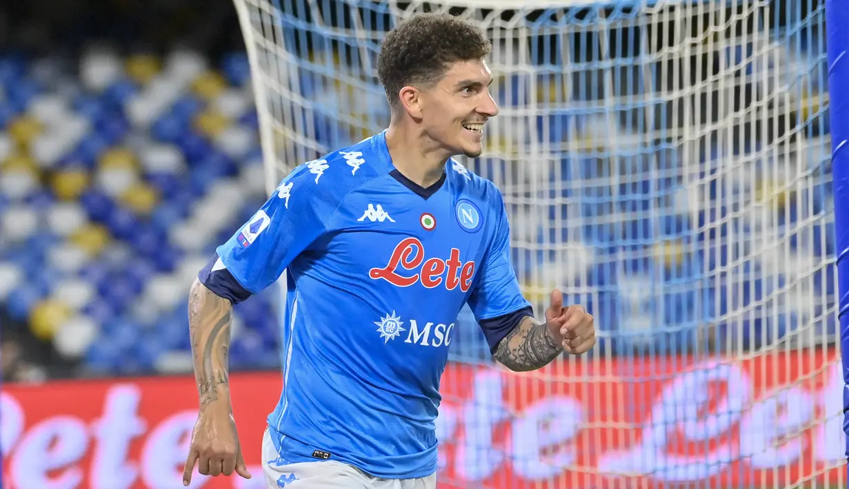 Bek Napoli, Giovanni Di Lorenzo melakukan selebrasi usai mencetak gol keempat timnya ke gawang Udinese dalam laga lanjutan Liga Italia 2020/2021 pekan ke-36 di Diego Armando Maradona Stadium, Naples, Selasa (11/5/2021). Napoli menang 5-1 atas Udinese. (LaPresse via AP/Fabrizio Corradetti)