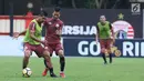 Pemain Persija, Bambang Pamungkas (kiri) berebut bola dengan Ismed Sofyan saat latihan resmi jelang laga lanjutan Go-Jek Liga 1 Indonesia 2018 bersama Bukalapak melawan Persib di Lapangan PTIK, Jakarta, Jumat (29/6). (Liputan6.com/Helmi Fithriansyah)