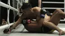 Petarung Indonesia, Eko Roni Saputra, saat melawan petarung Kamboja, Khon Sichan, di ajang One Championship, One: Warrior's Code di Istora Senayan, Jakarta, Jumat (7/2). Eko Roni menang mudah atas Khon Sichan. (Bola.com/Yoppy Renato)