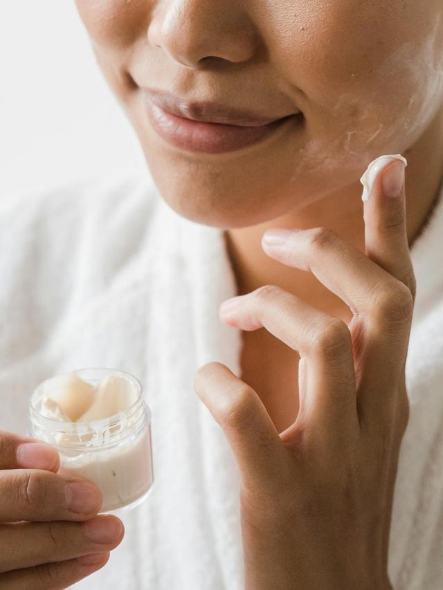 Ilustrasi pengaplikasian moisturizer