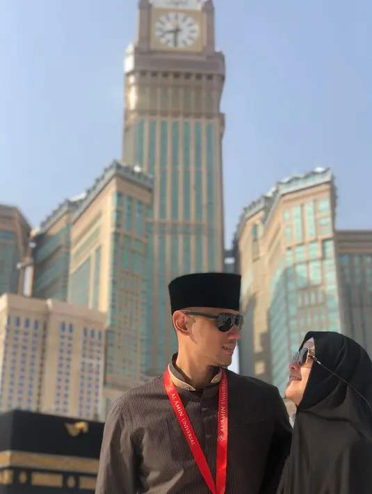 Gaya romantis pasangan ini juga terlihat saat mengenakan busana muslim [@annisayudhoyono]