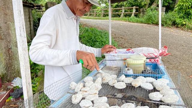 Penjual Pempek Panggang di Palembang