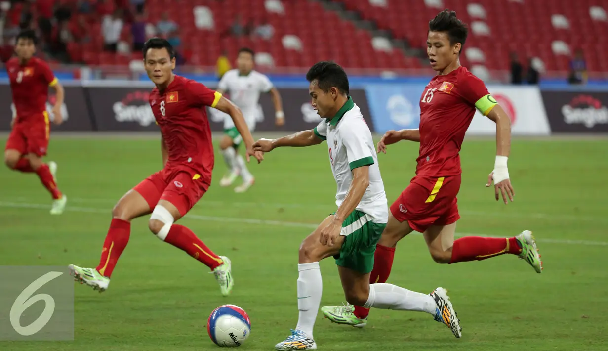 Pemain timnas Indonesia U-23, Muchlis Hadi Ning S (kedua kanan) berusaha menembus pertahanan Vietnam diperebutan tempat ketiga Sepak Bola SEA Games 2015 di National Stadium Singapura (15/6/2015). Indonesia kalah 0-5. (Liputan6.com/Helmi Fithriansyah)