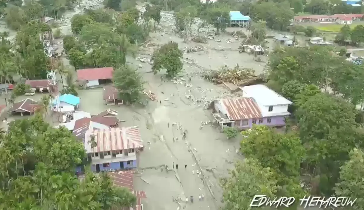 Pandangan umum menunjukkan dampak banjir bandang yang menerjang Distrik Sentani, Kabupaten Jayapura, Papua, Minggu (17/3). Berdasarkan data BNPB, banjir bandang pada Sabtu (16/3) itu mengakibatkan 58 orang tewas. (Edward Hehareuw/via REUTERS)