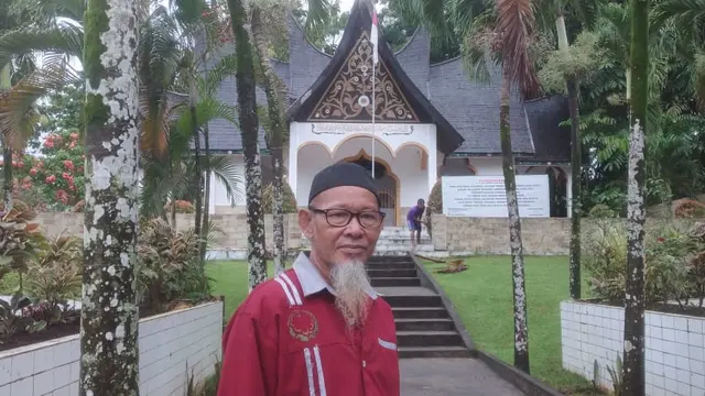 Nurdin Popa saat menjelaskan terkait sejarah Imam Bonjol diasingkan di Minahasa.
