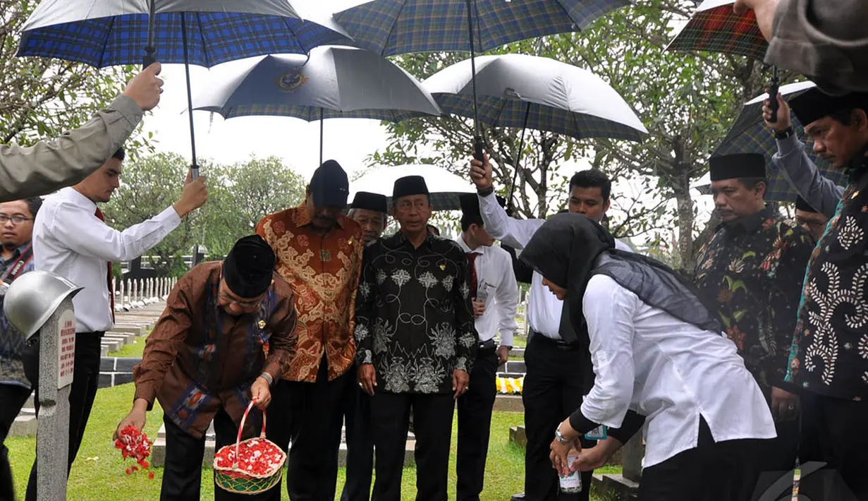 Ketua Badan Pemeriksa Keuangan, Harry Azhar Azis melakukan tabur bunga di TMP Kalibata, Jakarta, Selasa (13/1/2015). (Liputan6.com/Miftahul Hayat)