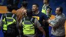 Rekan dari Agus Setia masuk ke arena dan meminta agar pihak keamanan melepas sang pegulat. (Bola.com/Vitalis Yogi Trisna)