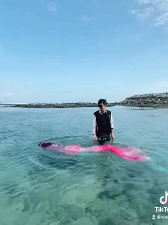 Ria Ricis Liburan di Pantai
