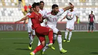 Bek Timnas Vietnam, Bui Tien Dung (merah), saat laga kontra Iran di Piala Asia 2019 (12/1/2019). (AFP/Khaled Desouki)