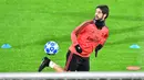 Gelandang Real Madrid, Isco mengontrol bola saat sesi latihan di Stadion Doosan Arena, Plzen, Republik Ceko, Selasa (6/11). Ini merupakan duel pertama Real Madrid melawan klub Republik Ceko dalam 17 tahun terakhir. (JOE KLAMAR/AFP)