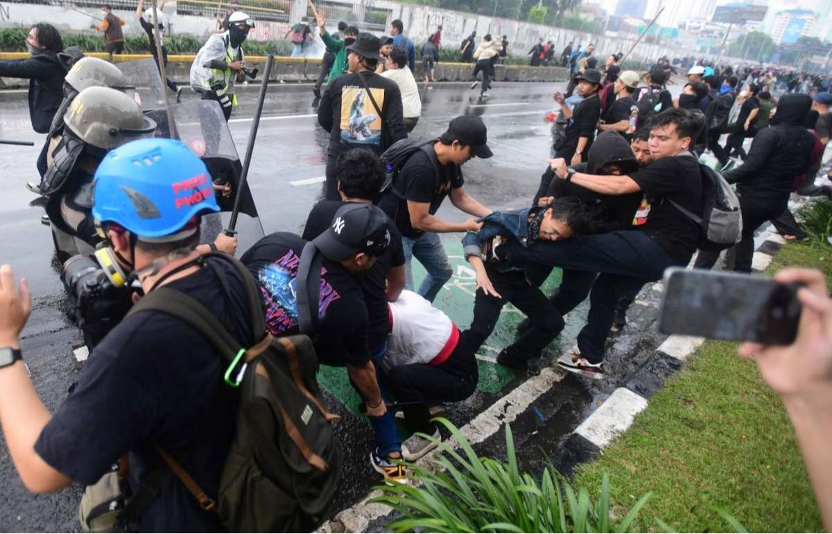Bentrokan Panas Pengunjuk Rasa vs Polisi di DPR