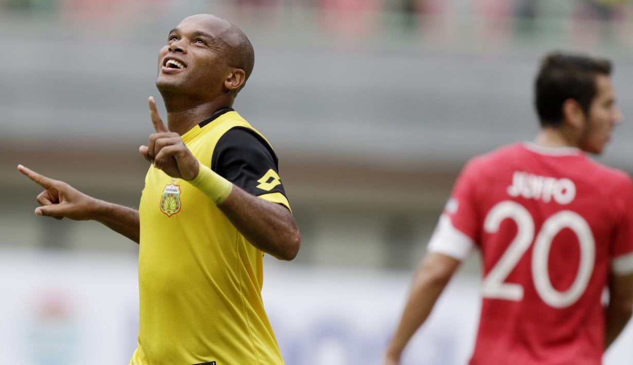 Bek Bhayangkara FC, Anderson Salles, melakukan selebrasi usai membobol gawang Semen Padang pada laga Piala Presiden 2019 di Stadion Patriot, Jawa Barat, Minggu (3/3). Bhayangkara FC menang 4-2 atas Semen Padang. (Bola.com/M Iqbal Ichsan)