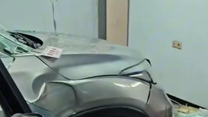 Mobil Seruduk Depot Air Minum di Grogol, Pejalan Kaki Luka Parah