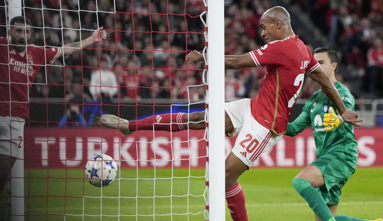 Pemain Benfica, Joao Mario, mencetak gol ketiga ke gawang Inter Milan pada laga grup D Liga Champions di Stadion the Luz, Rabu (29/11/2023). (AP Photo/Armando Franca)