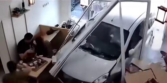 Mobil Tabrak Resto Jepang di Gading Serpong, Diduga Hilang Kendali