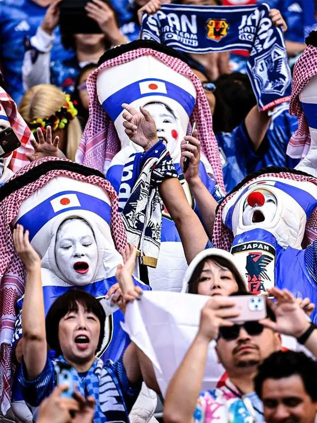 7 Potret Suporter Tim Nasional Pakai Kostum Unik di Piala Dunia 2022, Curi Perhatian