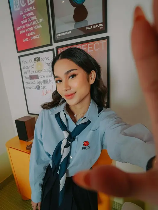 Lagi, Azizah Salsha di suatu photoshoot mengenakan seragam sekolah, ia tampil beda. Gaya makeup bold bernuansa nude oranye ini sangat pas membaur di kulitnya, membuat Azizah tampil glowing. [Foto: Instagram/azizahsalsha_]