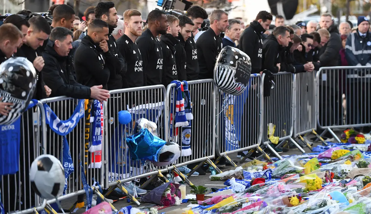 Pemain Leicester City memberi penghormatan kepada korban kecelakaan helikopter yang menewaskan pemilik Leicester City Vichai Srivaddhanaprabha di luar Stadion King Power, Inggris, Senin (29/10). (Paul Ellis/AFP)