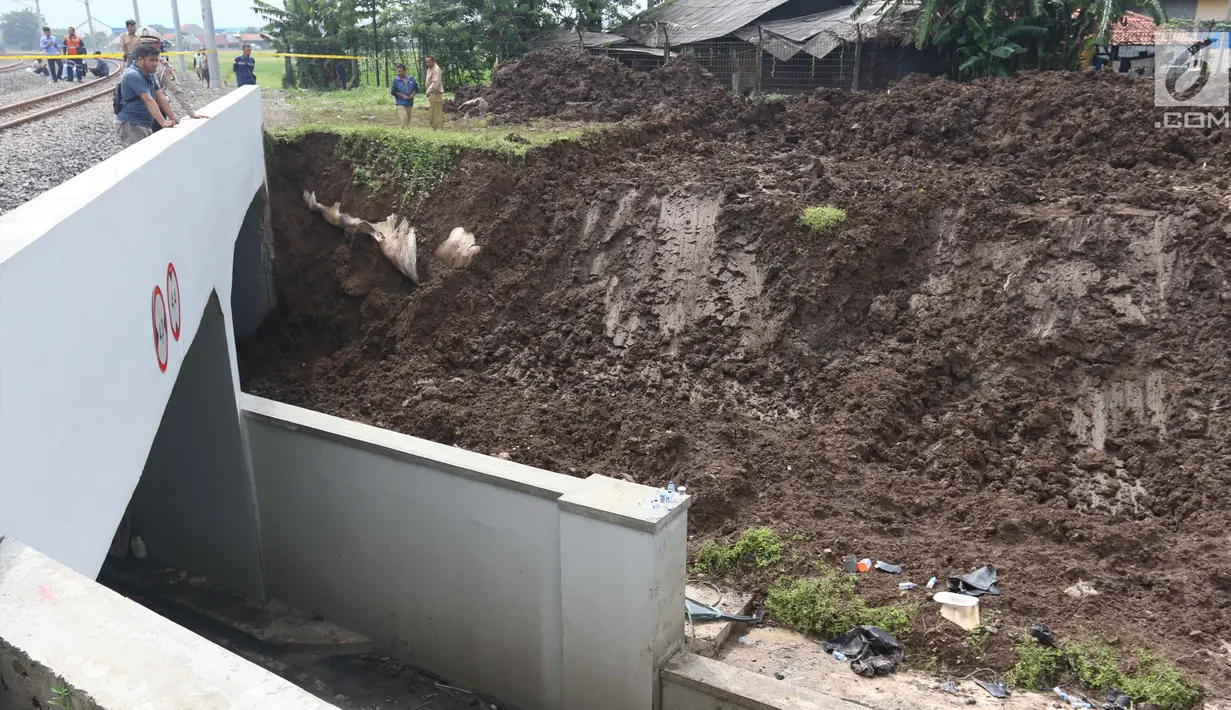 Kondisi longsor yang terjadi di underpass Perimeter Bandara Soekarno-Hatta, Cengkareng (6/2). Longsor yang terjadi pada Senin sore hari (5/2) memakan dua korban jiwa. (Liputan6.com/Angga Yuniar)