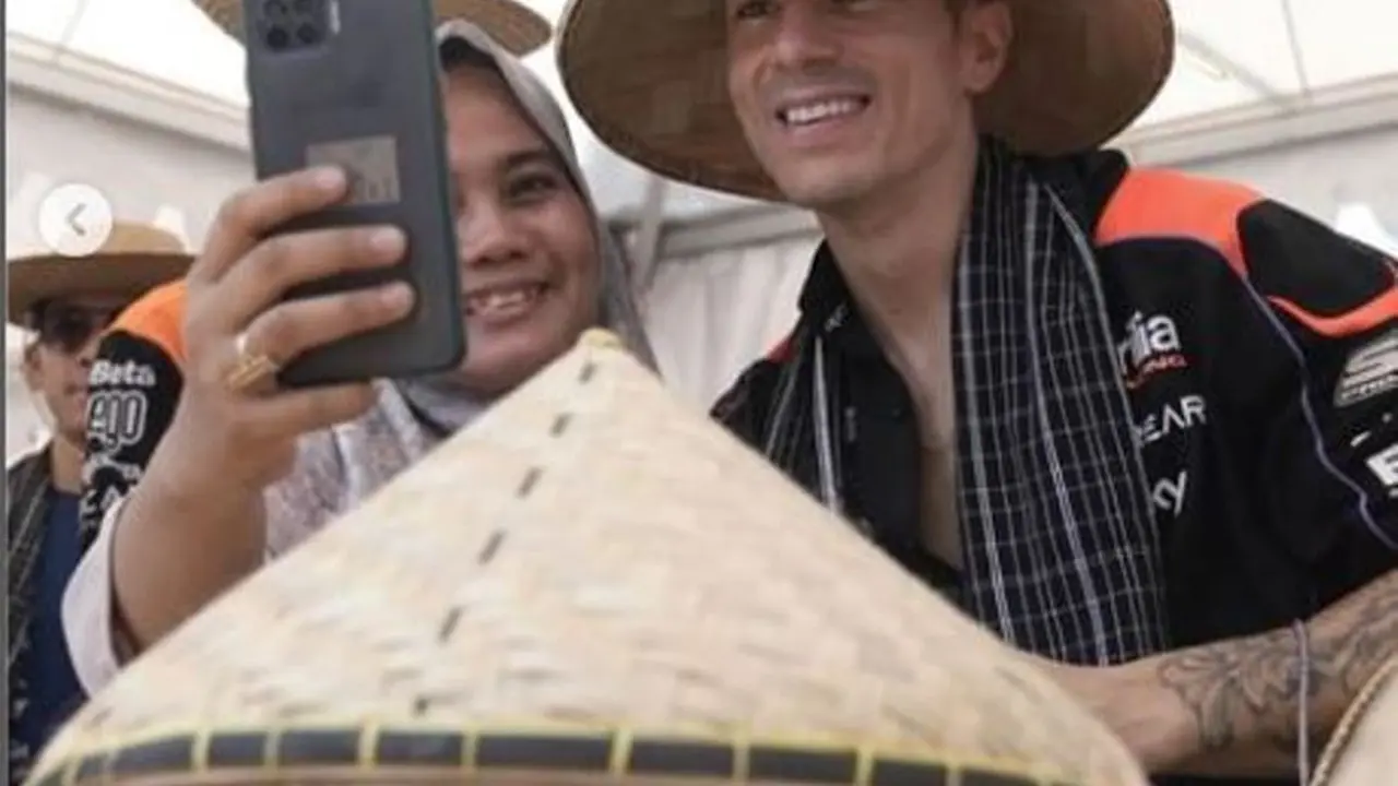 Topi Petani Khas Lombok Dipakai Pembalap  Habis Terjual di MotoGP Mandalika, Sandiaga Uno Pinta Diperbanyak Lagi