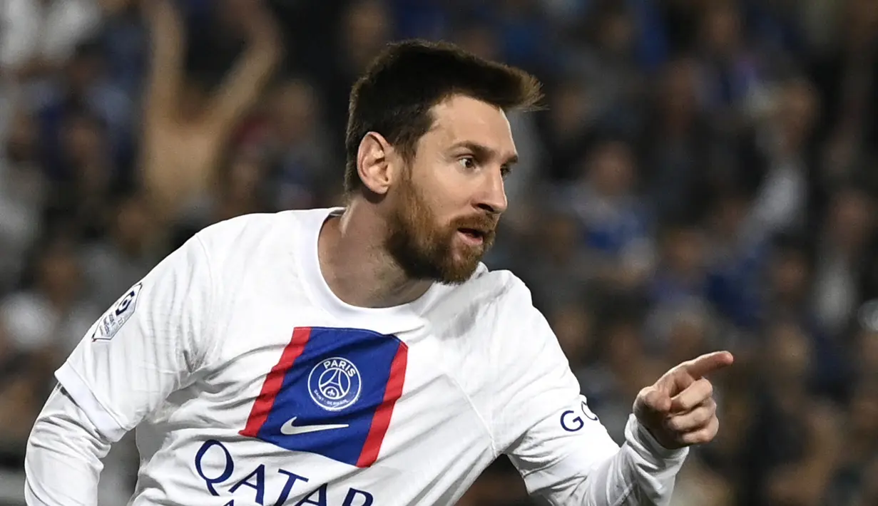 Strasbourg memang tertinggal lebih dulu setelah PSG bikin gol lewat aksi Lionel Messi. Namun, Strasbourg mampu membalas melalui gol Kevin Gameiro. (Photo by Jean-Christophe Verhaegen / AFP)