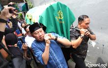 Detik-detik Maxime Bouttier Antar Jenazah Sang Ibunda ke Masjid Sebelum Dimakamkan, Luna Maya Setia Menemani