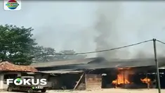 Terganggu dengan limbah dan pencemaran, ratusan Massa di Garut nekat membakar pabrik pupuk yang diduga ilegal.