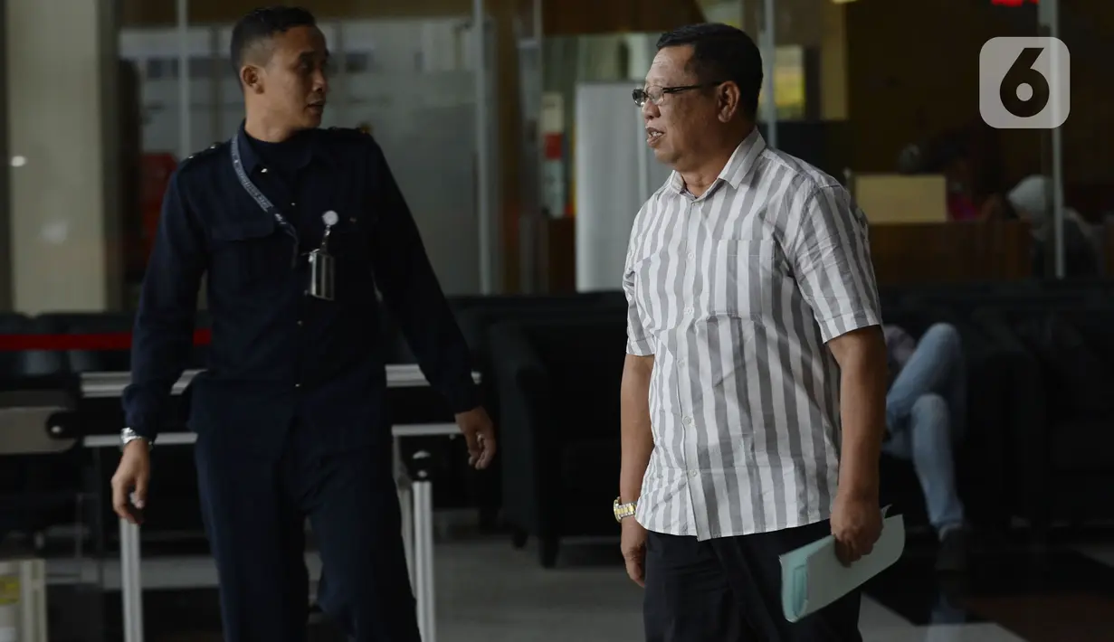 Bupati  Tulungagung, Maryoto Birowo berjalan keluar usai diperiksa penyidik di Gedung KPK, Jakarta, Selasa (11/2/2020). Maryoto Birowo diperiksa sebagai saksi untuk terkait kasus dugaan suap pengesahan APBD dan APBD Perubahan Kabupaten Tulungagung Tahun Anggaran 2015-2018. (merdeka.com/Dwi Narwoko)