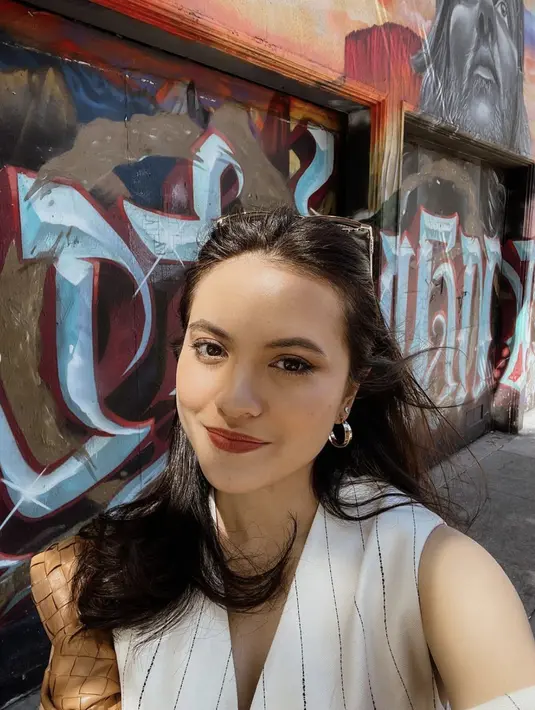 Tak ketinggalan, aksesori pemanis berupa anting hoop menyempurnakan penampilannya. [Foto: Instagram/ Aruanmarsha]