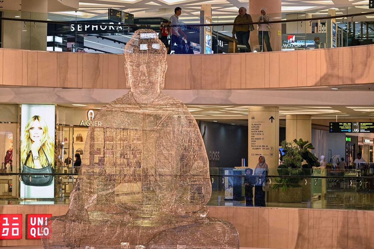 FOTO: Ribuan Anyaman Kawat Bentuk Rupang Buddha Transparan di Surabaya