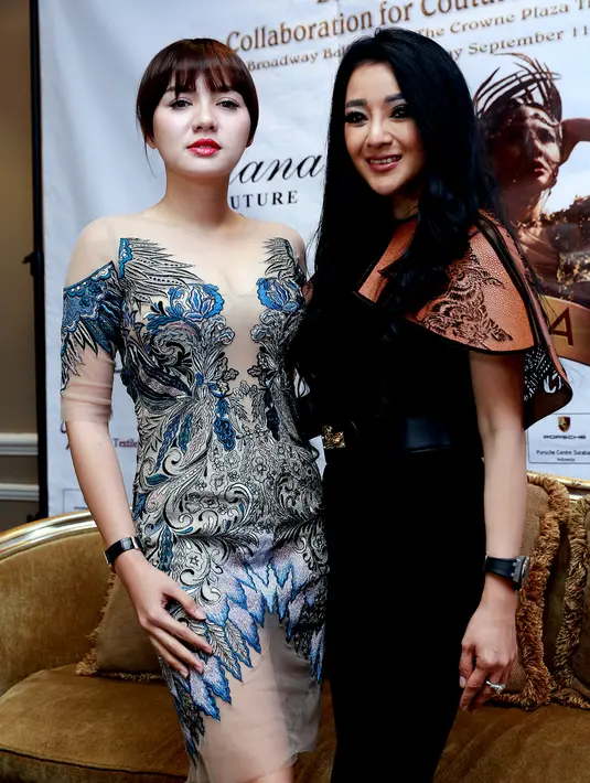 Setelah melalui proses yang cukup panjang, Vicky berhasil menggabungkan desain sepatunya dengan desain baju Diana yang nanti akan diperagakan. (Wimbarsana Kewas/Bintang.com)