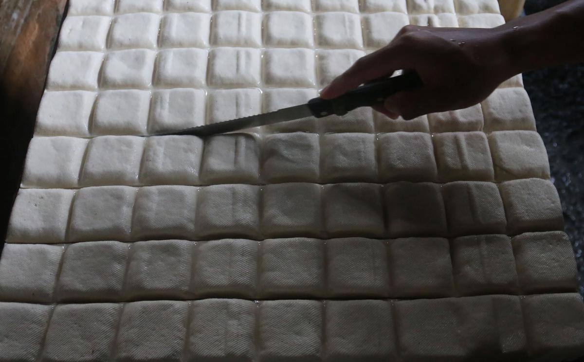 FOTO: Perajin Tahu Tertekan Kenaikan Harga Kedelai