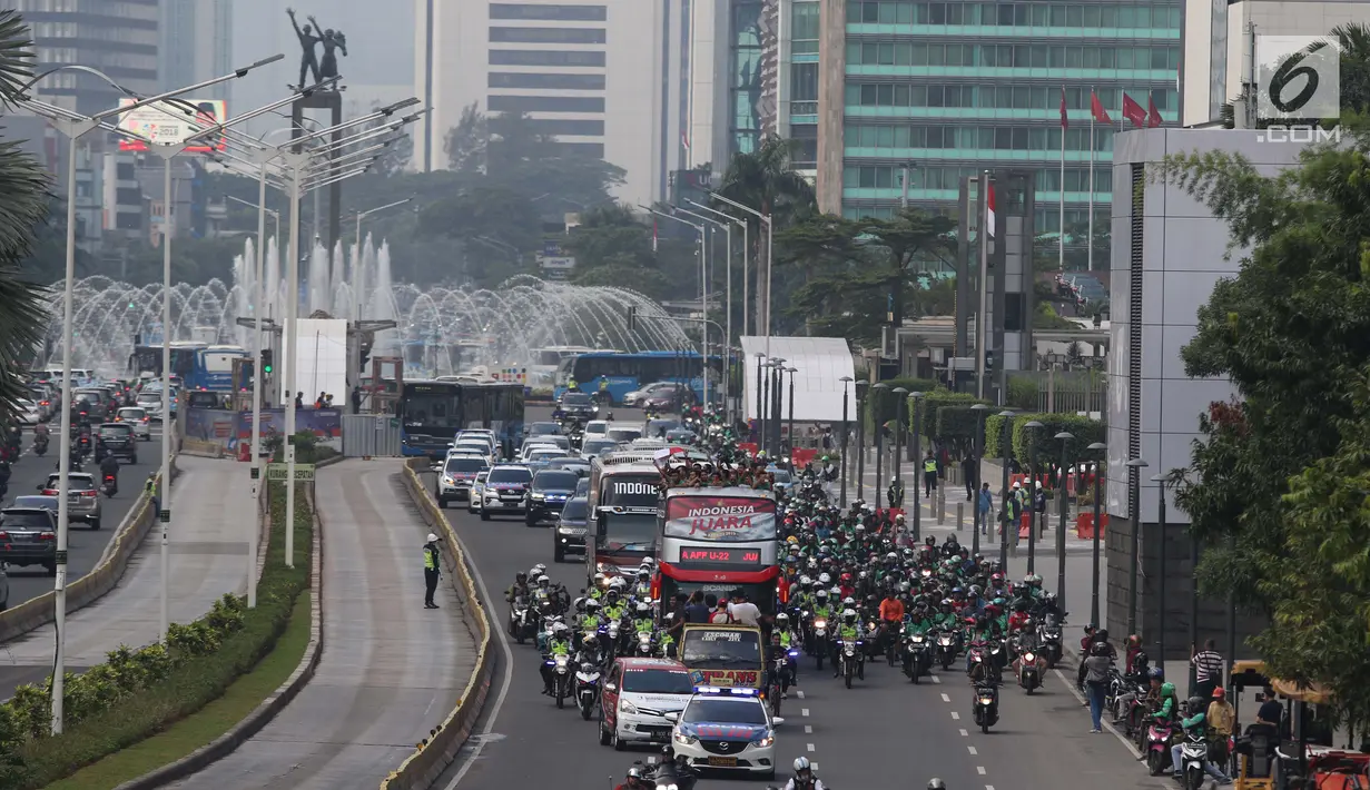 Arak-arakan penggawa Timnas Indonesia U-22 saat melintasi Jalan MH Thamrin, Jakarta, Kamis (29/2). Timnas Indonesia U-22 merengkuh tropi Piala AFF U-22 2019 usai menumbangkan Thailand 2-1. (Liputan6.com/Helmi Fithriansyah)